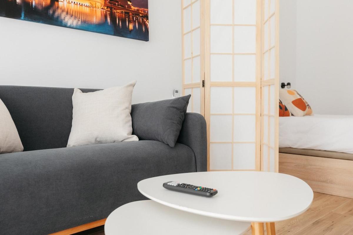 Apartment Stylish With Easy Access To Valencias