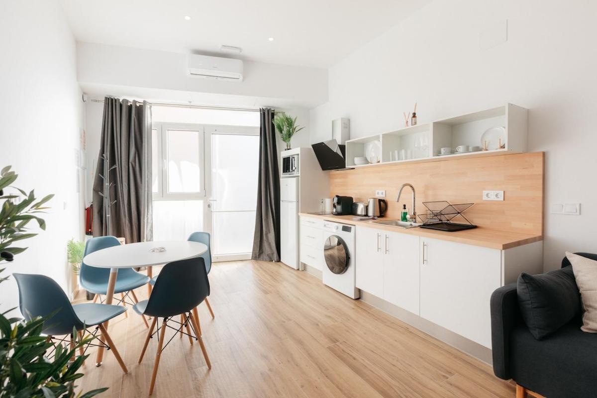 Stylish With Easy Access To Valencias Apartamento *
